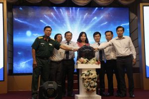 Đại diện lãnh đạo thực hiện nghi thức khai trương thí điểm