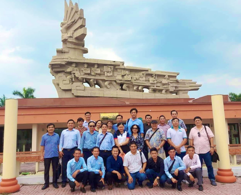 Du khách tham quan tham quan Khu công viên tượng đài Long An trung dũng, kiên cường