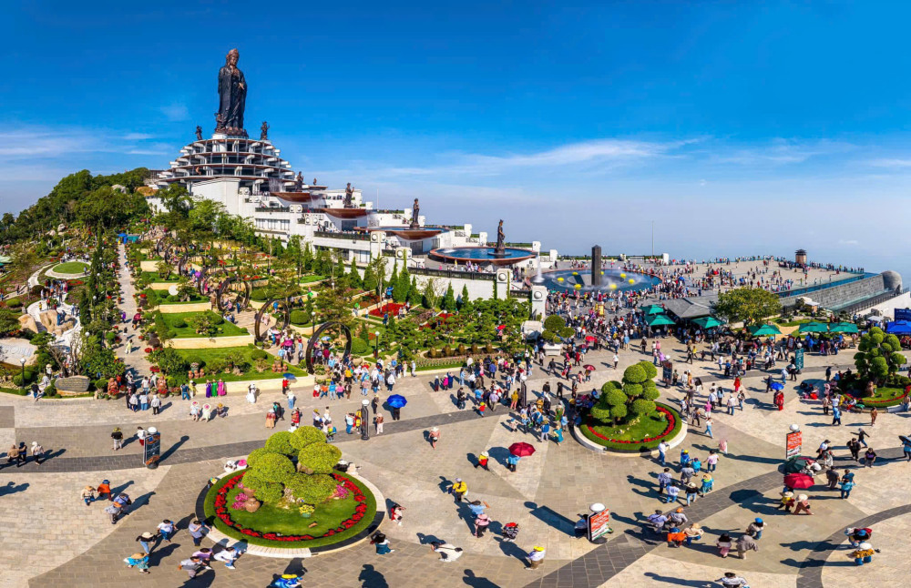  Tourists visit and worship at Ba Den mountain