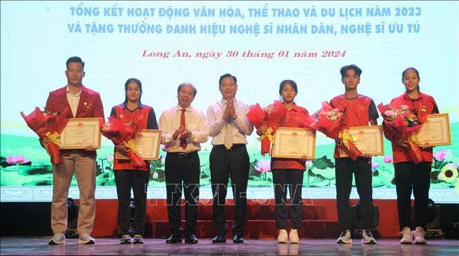 Khen thưởng các vận động viên đạt thành tích cao trong năm 2023.