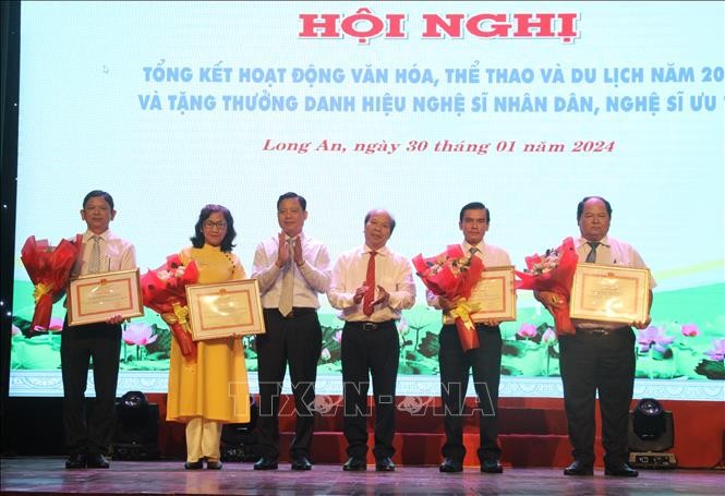 Khen thưởng các tập thể, cá nhân có thành tích xuất sắc trong công tác văn hóa, thể thao và du lịch năm 2023.