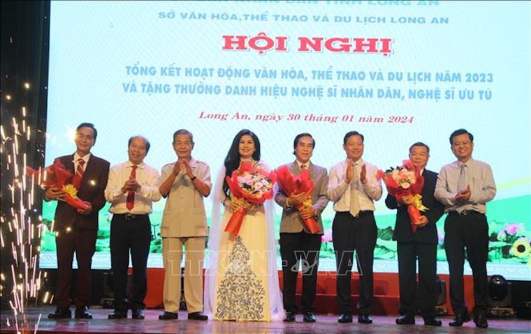 Trao Danh hiệu "Nghệ sĩ ưu tú" cho 3 nghệ sĩ và Danh hiệu "Nghệ sĩ nhân dân" cho nghệ sĩ ưu tú Hồ Ngọc Trinh.